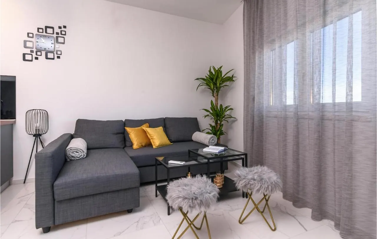 Awesome Apartment In Kastel Gomilica With Kitchen Kastela 0*,